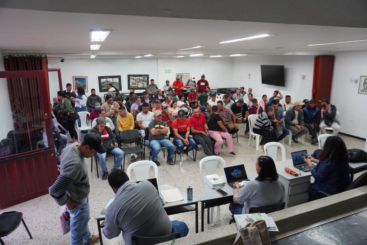MinAgricultura's tweet photo. #JuntosPorElCatatumbo | Bajo la línea impartida por el presidente @petrogustavo, el sector Agricultura trazó la ruta para la protección de zonas agropecuarias, 🌾 cadenas productivas 🐄🐖🐓 y de suministro, sistemas agroalimentarios y medidas para garantizar medios de vida y de producción, entre otros, como parte de las medidas expedidas en el marco del estado de conmoción interior. 👩🏽‍🌾🧑🏾‍🌾
