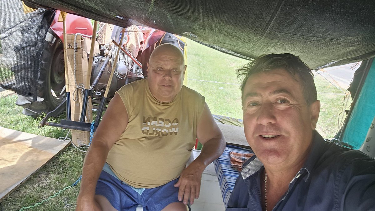 Visitamos las carpa del Centro de Viticultores frente al INAVI donde Aramir Silva y pequeños viticultores manifiestan ante la difícil situación que atraviesa el sector .