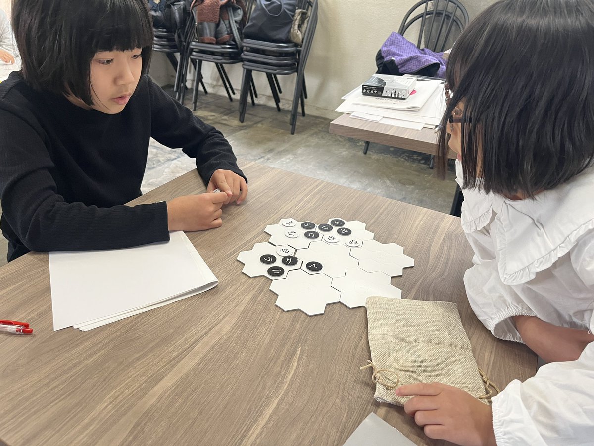 intoARTでは、60分のセッションと60分の自由時間で構成されたプログラムを提供しています！

自由時間は、学びを深めたり、考えを巡らせたり、新しい興味に触れる大切なひとときです

ゲームがきっかけになることも
子どもたちは日々成長を重ねています💡

 #intoART #Dig-A-Doo