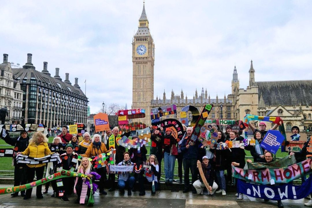 Did you know 55% of homes in England &amp; Wales have an energy efficiency rating of D or below?

Local <a href="/friends_earth/">Friends of the Earth</a>  groups were outside Parliament today calling on Government to publish a strong Warm Homes plan.

Thanks to <a href="/JeffSmithetc/">Jeff Smith</a> for stopping by to listen to our concerns!