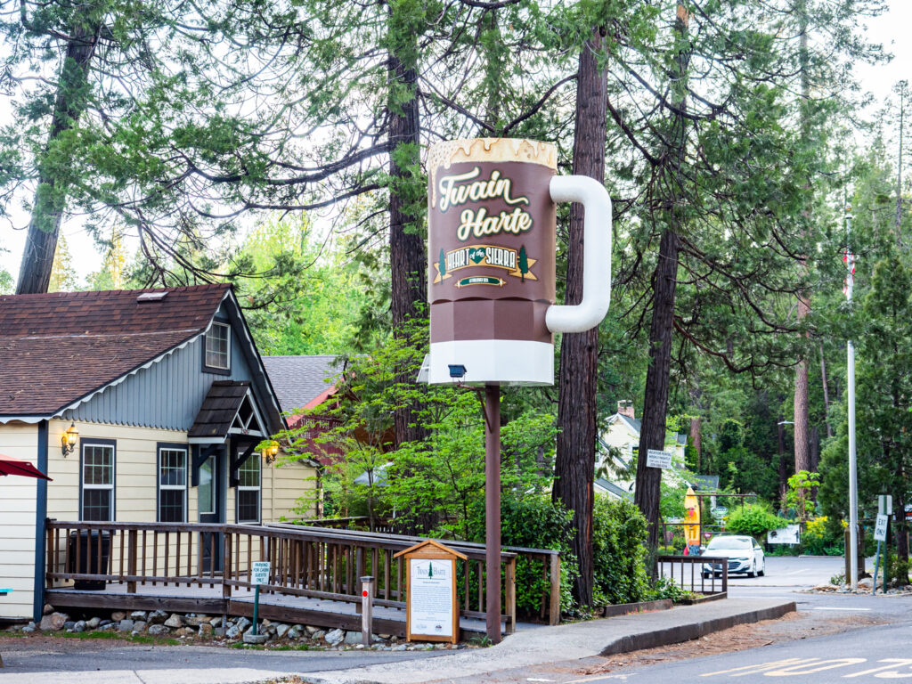 cahighsierra's tweet photo. #Landmarks can be #underrated &amp; the #HighSierra is full of them! From gigantic #rootbeer to historic #inns, #courthouses, #brews, and cool #rocks, your next trip has an underrated surprise for you to uncover.

👇 Underrated Landmarks In The High Sierra https://t.co/LLnUa0oCy2 https://t.co/nP2pjkqyZB
