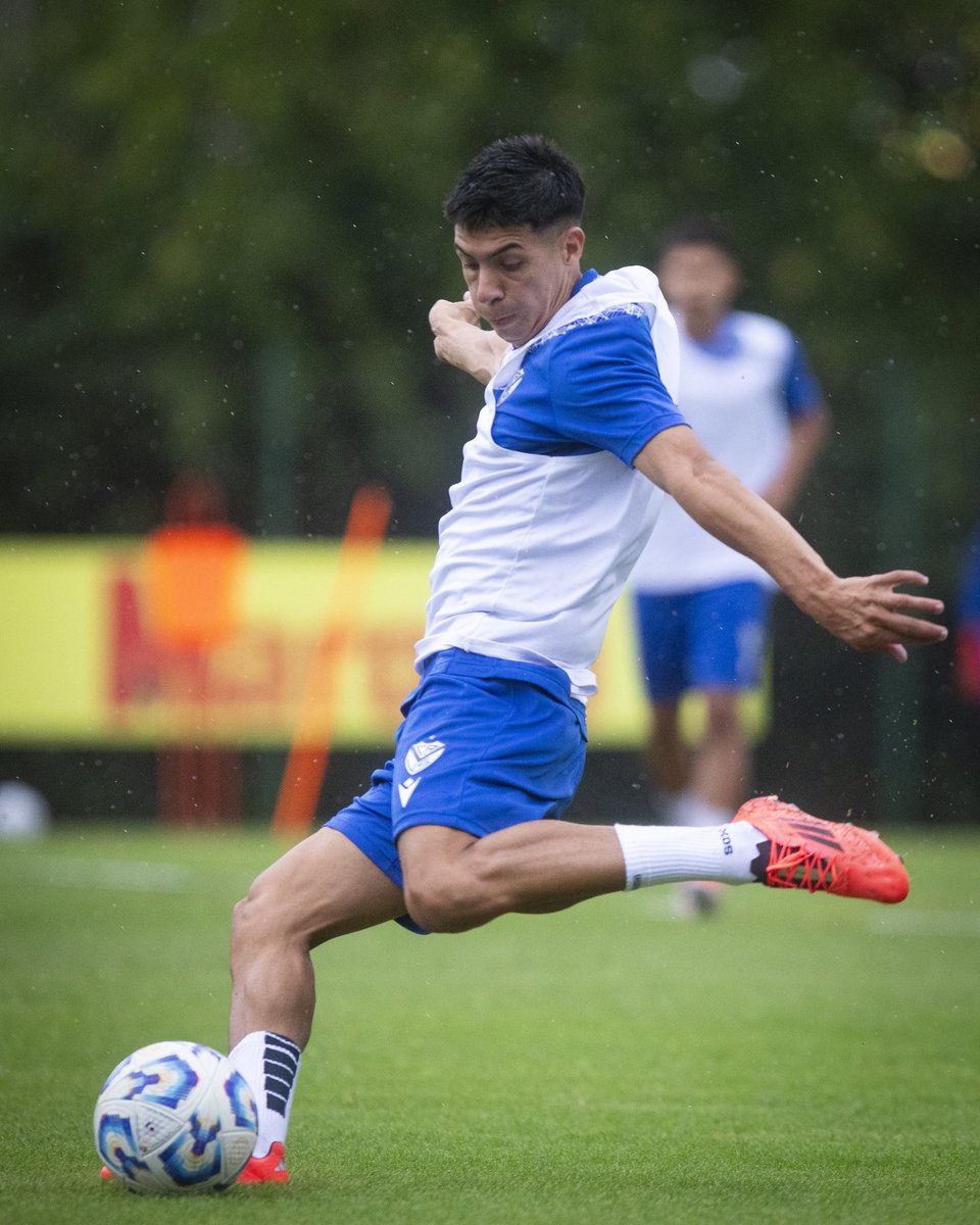 Velez's tweet photo. Este agua lleva en sí la fuerza del fuego 💪🏼

¡VAMOS CAMPEÓN! https://t.co/3Q8IGtSEQc