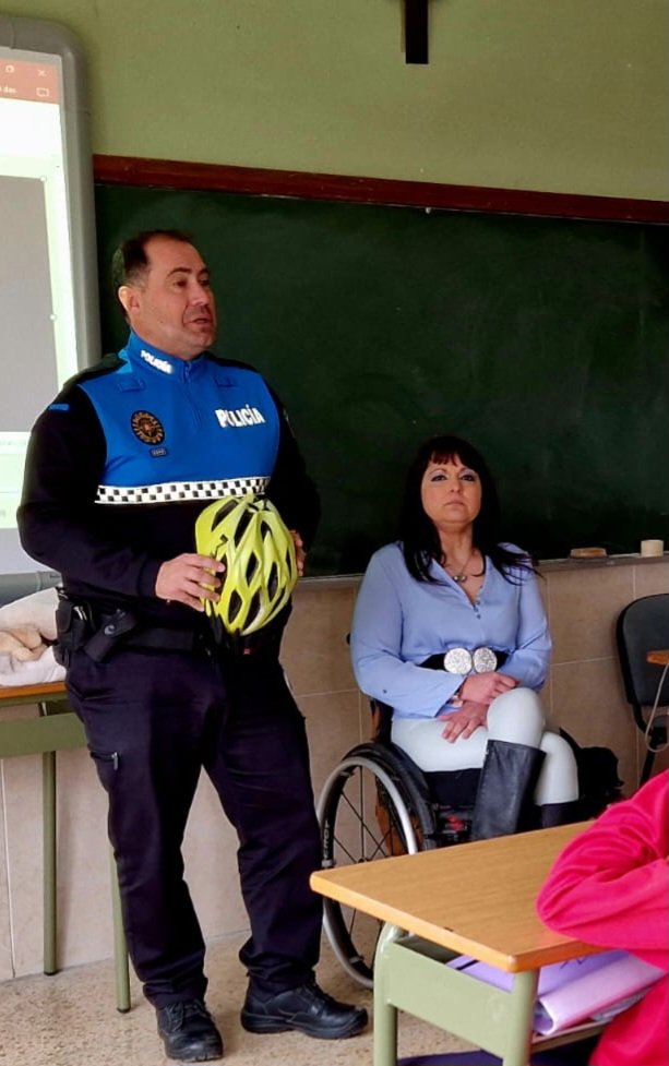 4 de febrero hemos estado Aitor Martinez de la <a href="/PoliciaMV/">Policía Municipal Valladolid</a> junto con Mary Paz González de <a href="/AESLEMEONLINE/">AESLEME</a> en el Colegio Juan XXIII para ir "Seguro x tu Ciudad". Gracias
