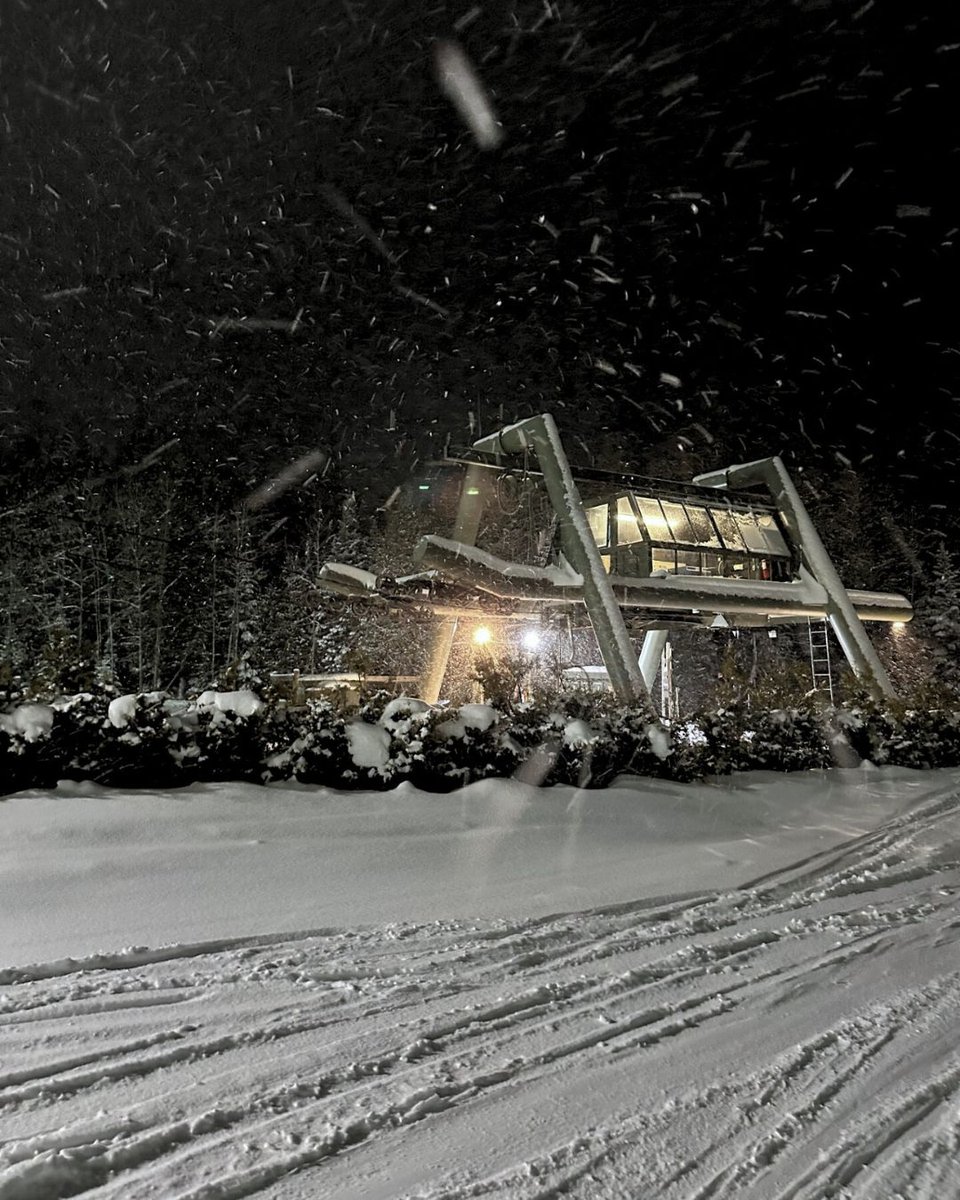 It's Tuesday!! We are open late with awesome two for one deals! It's not too late to sign up for race league, 4pm -7pm. ⛷️🏂🌟 #treetopsresort #gaylordmi #nightski #tuesdays #raceleague