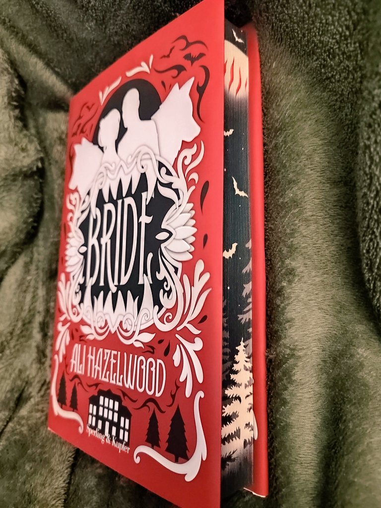 Bookish_Gabby's tweet image. Still waiting for my #DeepEnd / #whet preorder to be dispatched but...🙄

Ooops I just had to get this gorgeous Loonari edition of Bride by Ali Hazelwood to add to my collection 👀😍#bookmail
