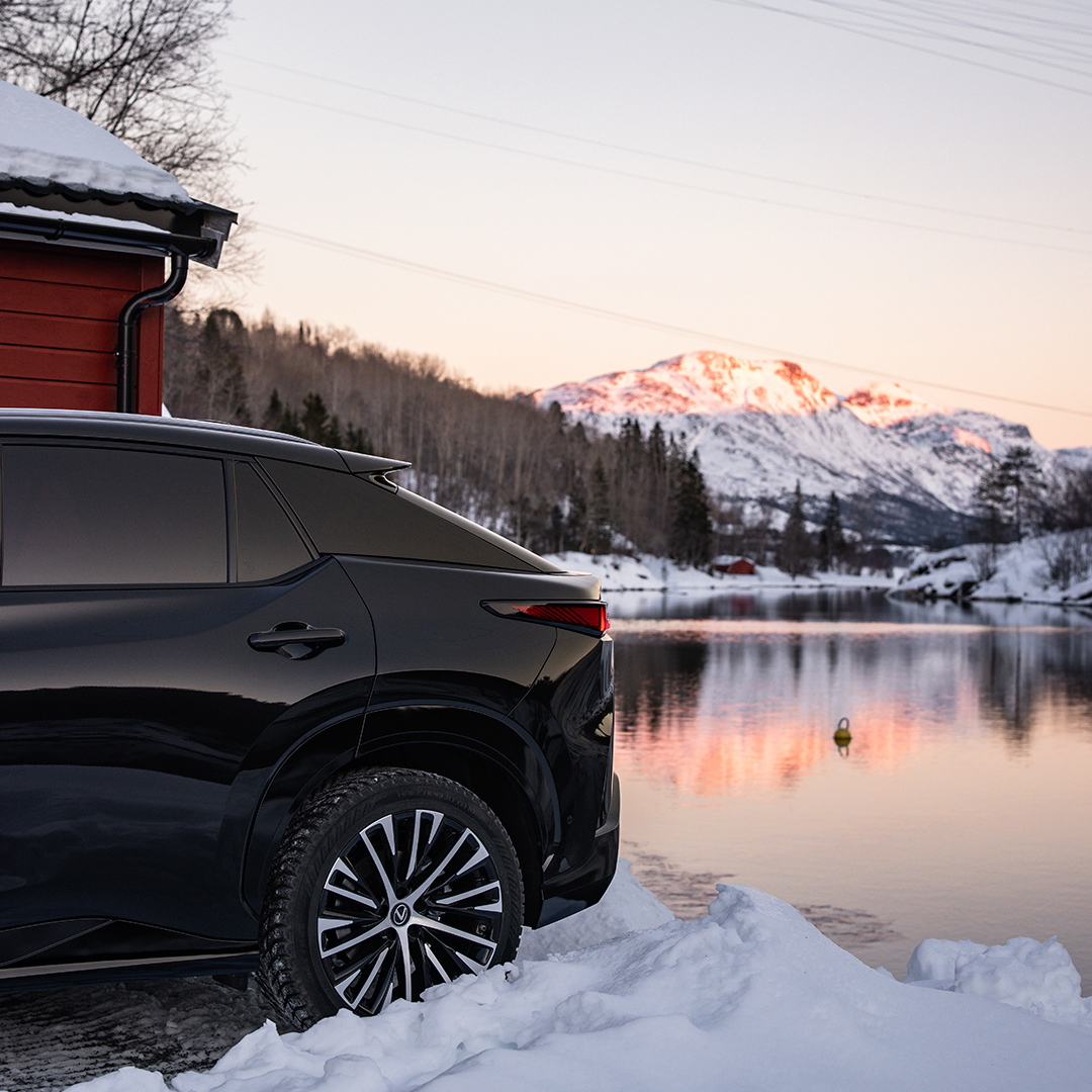 lexusfinland's tweet photo. Lexuksen valmistamat autot ovat tunnettuja kestävyydestään ja laadustaan, eivätkä sähköautomme ole poikkeus. Siksi tarjoamme täyssähköiselle RZ-mallillemme miljoonan kilometrin / 10 vuoden akkuturvan. https://t.co/Z7qRIBsHao