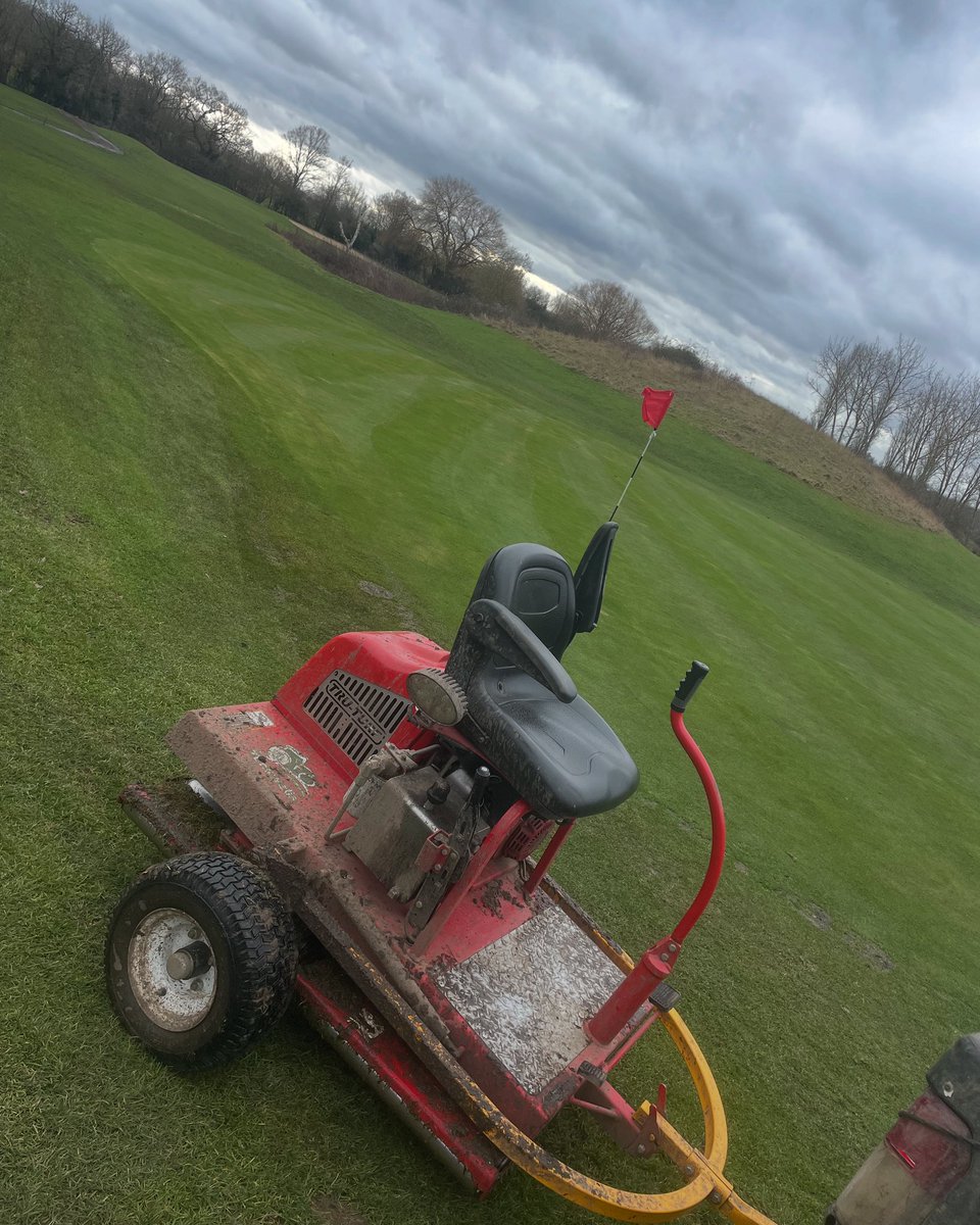 Greens_RGC's tweet photo. Took some time to get a roll on them today and a nice fresh hole cut, very wet in places hoping this wind does a good job 👍🏻 https://t.co/hNdPzwJykC