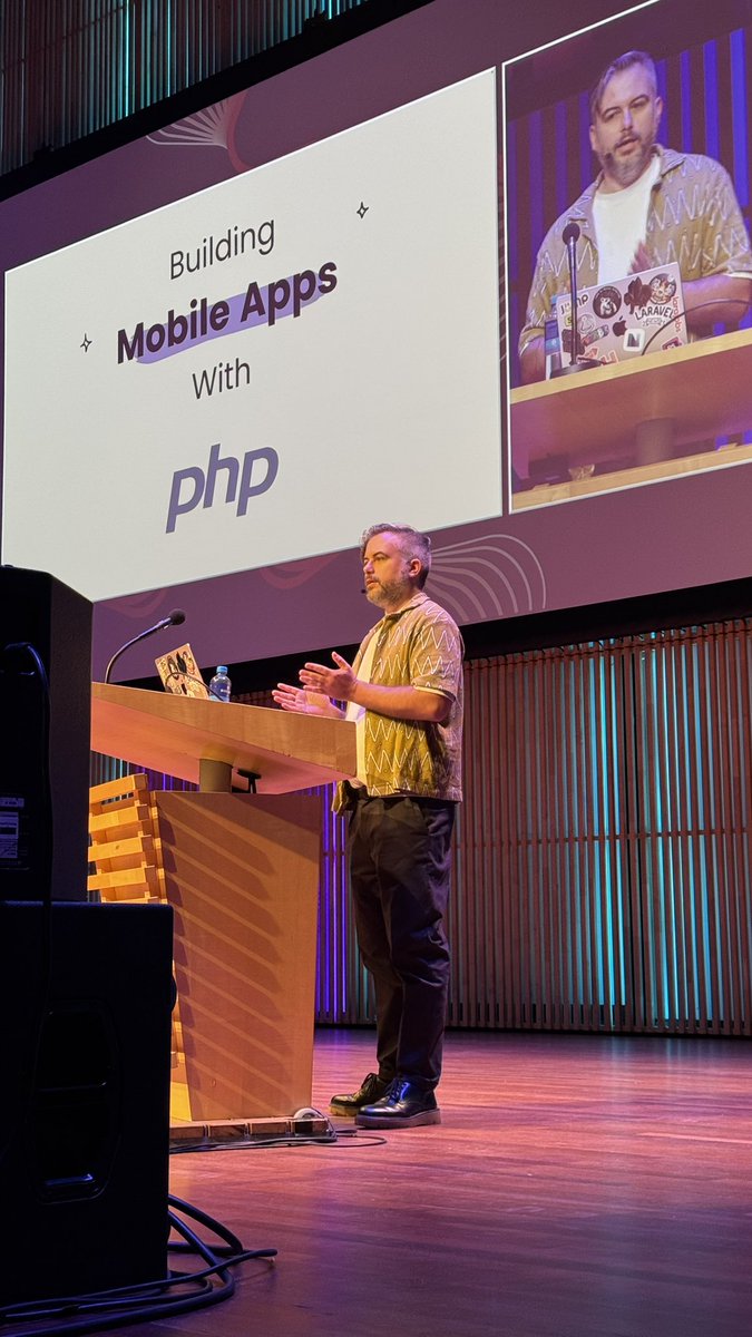 “Building Mobile Apps with PHP” - Wait, WHAT? 🤯Mind-blowing talk by <a href="/simonhamp/">Simon Hamp</a> now on stage.