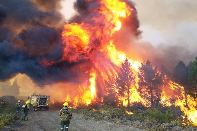 Sditomaso's tweet photo. Se incendia la Patagonia que tal si hablamos con la misma pasión que el incendio de los famosos y ricos de los Angeles. https://t.co/i3h2VTSTqa