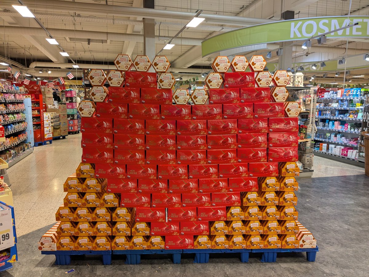 milka0706's tweet photo. Die beste Valentinstagsaktion ever steht 🤩 Ich lieb meine Chefin vielleicht ein bisschen für ihre Kreativität ❤️
#Marktkauf #TeamEdeka #Edeka #Ferrero #loveisintheair #Valentinstag https://t.co/ou8nwX1Viq