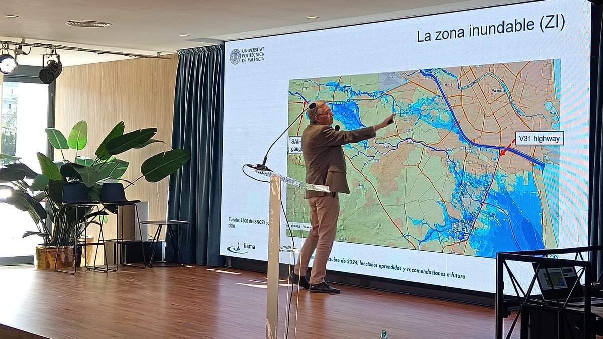 iiama_upv's tweet image. #JornadaCWP
😀Esta mañana, nuestro investigador 👨‍🏫Félix Francés ha participado en la jornada organizada por @CatalanWaterP  sobre gestión municipal ante eventos extremos como #inundaciones💦🌧️ y #sequías.