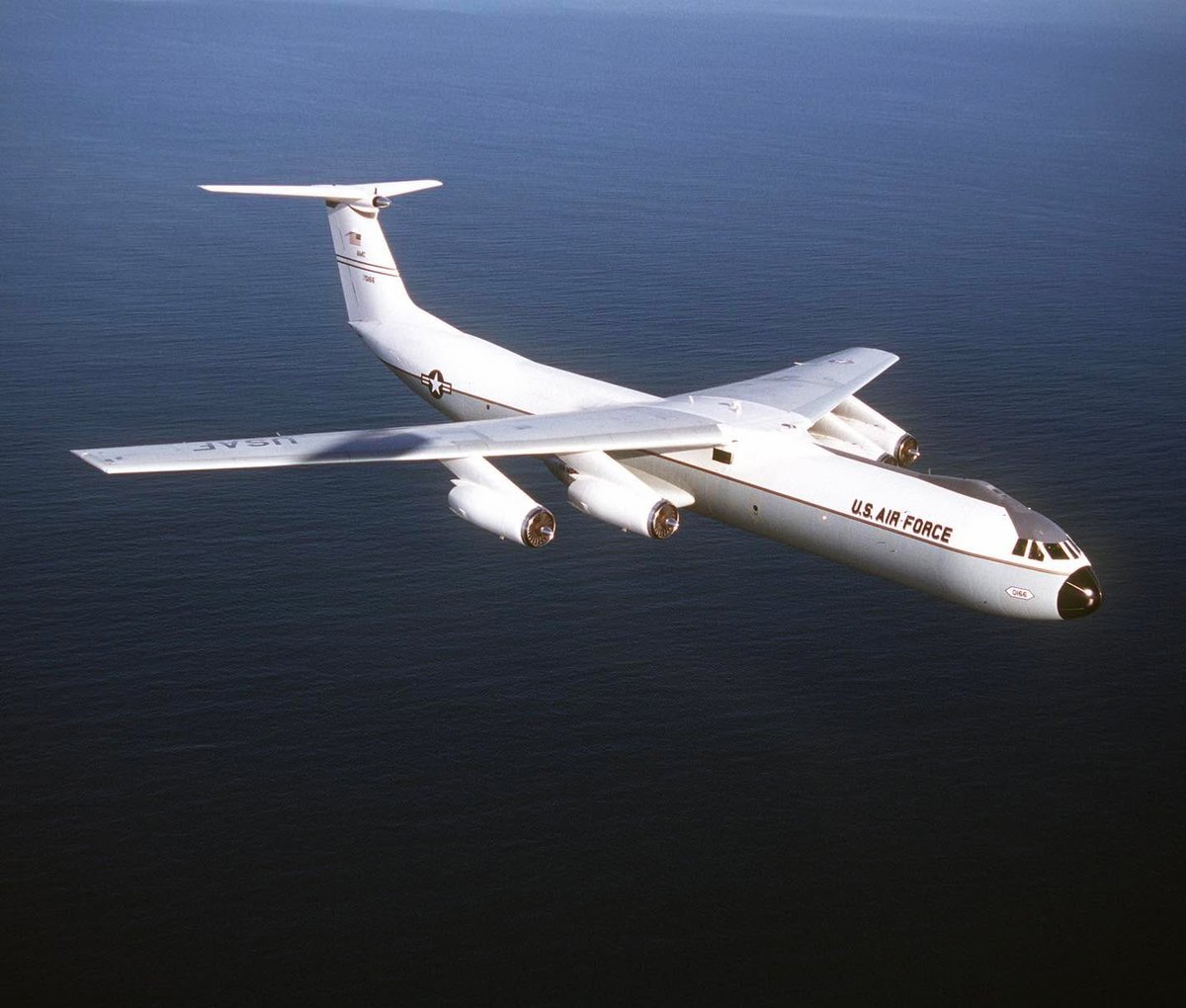 Boneyardsafari's tweet photo. A look back at C-141C 67-0166 flying over the Atlantic (1993) with a white painted fuselage, it was used to transport senior civilian and military officials. #c141 #c141c #starlifter #starlizard #usaf #aviationsafari #aviationpreservation #boneyardsafari #aviationadventures https://t.co/0YVx6lnwSa