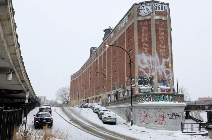 L'Entrepôt Van Horne, icône du patrimoine montréalais, est vacant depuis 2 ans. Il accumule les graffitis. Un projet incluant hôtel + bureaux + ateliers d'artistes + commerces sera débattu dans les prochains mois. Cette fois sera-t-elle la bonne?
lapresse.ca/actualites/chr…
