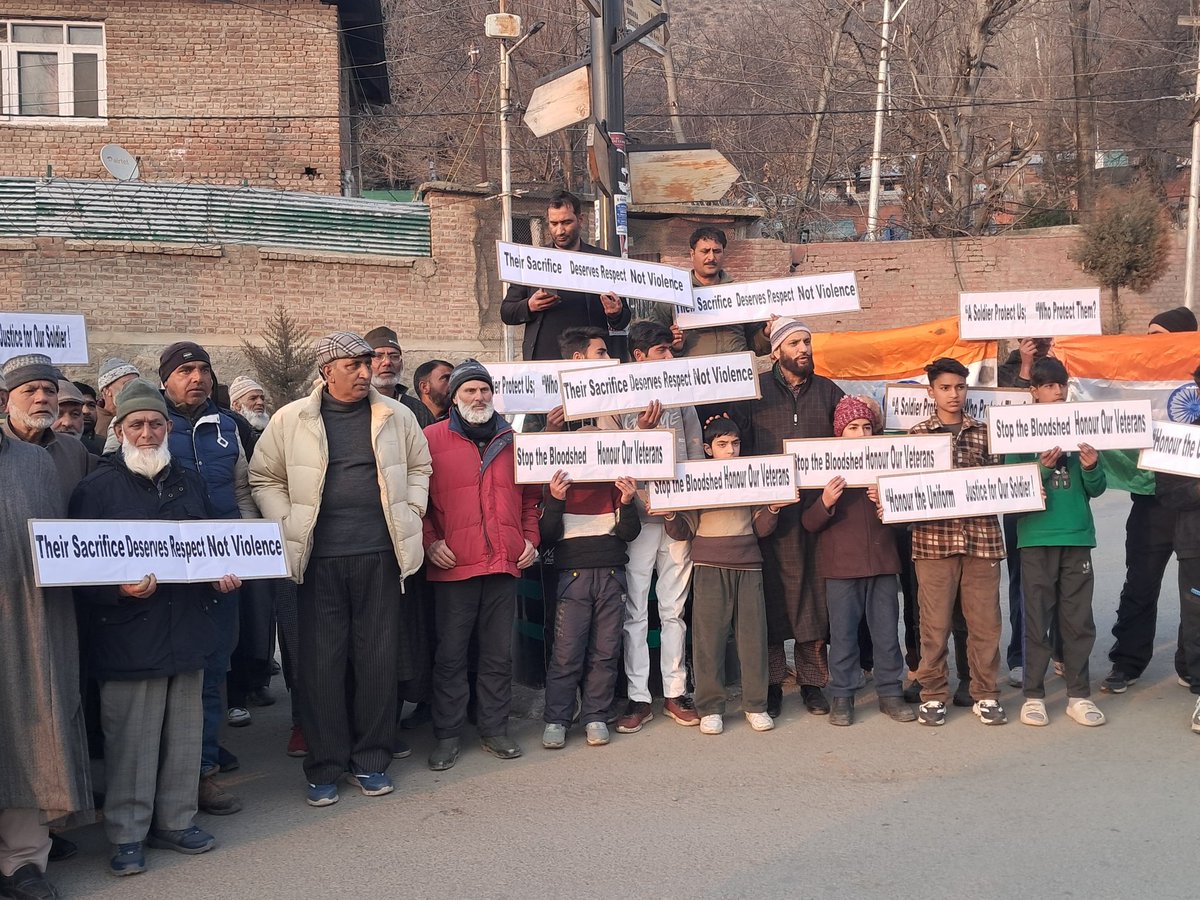 rohil_bashir's tweet photo. #In_Pics 
Candle light March held by civilians in different parts of South Kashmir's #Kulgam &amp; #Anantnag districts against the yesterday's killing of Ex Army solider Manzoor Ahmad in Behibagh Kulgam by militants, locals have condemned this terror attack. @SudarshanNewsTV https://t.co/x4UNgAFn0u