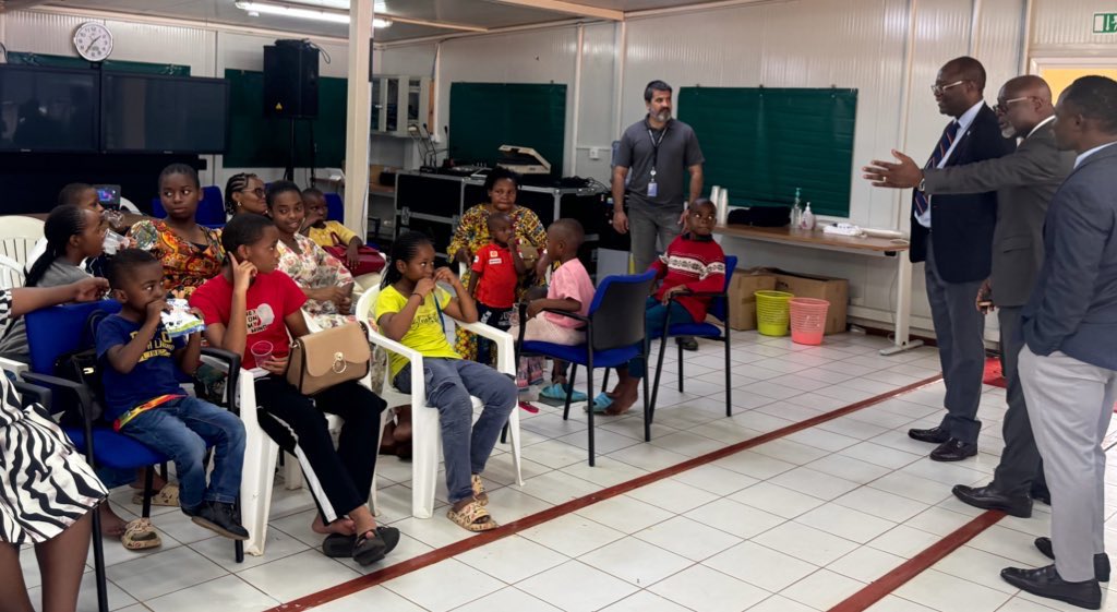 UNinUganda's tweet image. Earlier today, @1ZuluLeonard , the UN Resident Coordinator in Uganda, visited the MONUSCO Entebbe Support Base Transit Camp, where he interacted with UN staff and their dependants evacuated from Goma, DR Congo.

Thank you!
@unrsce 
@MONUSCO 

#Solidarity #UNSupport