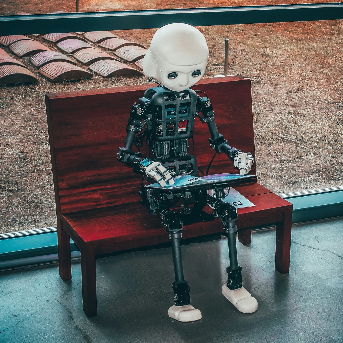 africanroundup's tweet image. 1/2 📝In this week&apos;s #TechTidesTuesday article: &quot;AI efficiency gains are creating an alternative path for solopreneurs that might actually benefit from the retreat of traditional accelerators and VC models.&quot; - @MasukuAndile 

📷: @santesson89