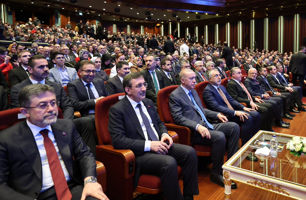 _aliyalcin_'s tweet photo. Ulusal İstihdam Stratejisi Tanıtım Programı'na katıldık

Çalışma ve Sosyal Güvenlik Bakanlığı tarafından Cumhurbaşkanımız Sayın Recep Tayyip Erdoğan'ın teşrifleriyle düzenlenen ve Türkiye'nin 2025-2028 dönemini kapsayan bu program, çalışma hayatının geleceğine dair önemli politikaların ve yol haritalarının ele alındığı bir buluşma oldu. 

Programın hedefleri arasında bulunan istihdamın artırılması, iş gücü piyasasının dinamizminin korunması, gençlerimizin ve kadınların istihdama katılımının teşvik edilmesi gibi başlıklar, ülkemizin ekonomik ve sosyal refahı için hayati öneme sahiptir.

Memur-Sen olarak bizler de, çalışanların haklarını savunma sorumluluğumuzun bilinciyle, bu süreçte atılacak adımları yakından takip edecek ve çalışma hayatına dair beklentileri güçlü şekilde dile getirmeye devam edeceğiz.

Üretimin, emeğin ve alın terinin değer kazandığı, adaletli bir istihdam politikası hepimizin ortak hedefi olmalıdır. Bu vesile ile başta Cumhurbaşkanımız Sayın Recep Tayyip Erdoğan ve Çalışma ve Sosyal Güvenlik Bakanı Sayın Prof. Dr. Vedat Işıkhan olmak üzere emeği geçen herkese teşekkür ediyor, alınan kararların çalışma hayatına katkı sağlamasını temenni ediyorum.

@RTErdogan | @isikhanvedat | @csgbakanligi