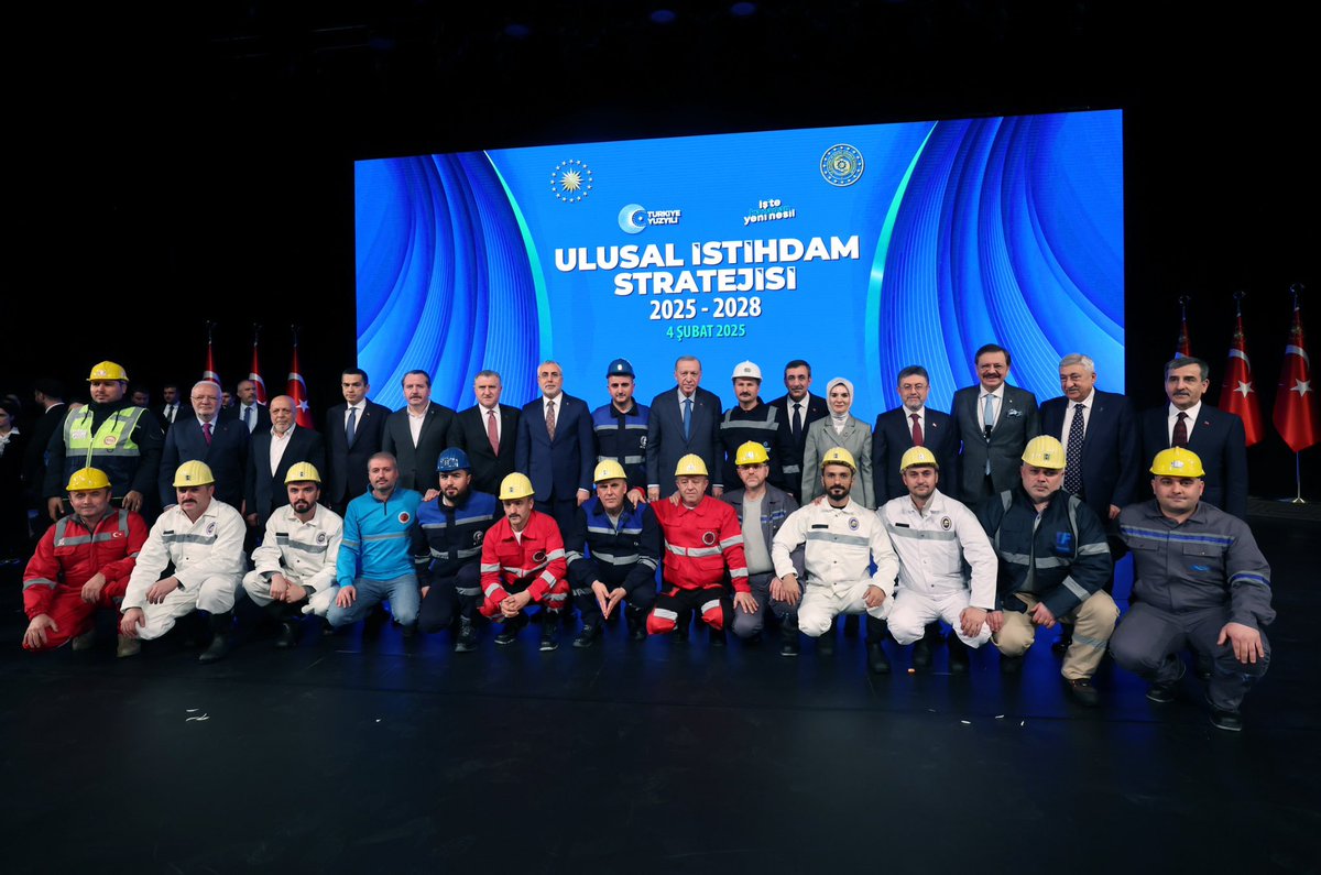 _aliyalcin_'s tweet photo. Ulusal İstihdam Stratejisi Tanıtım Programı'na katıldık

Çalışma ve Sosyal Güvenlik Bakanlığı tarafından Cumhurbaşkanımız Sayın Recep Tayyip Erdoğan'ın teşrifleriyle düzenlenen ve Türkiye'nin 2025-2028 dönemini kapsayan bu program, çalışma hayatının geleceğine dair önemli politikaların ve yol haritalarının ele alındığı bir buluşma oldu. 

Programın hedefleri arasında bulunan istihdamın artırılması, iş gücü piyasasının dinamizminin korunması, gençlerimizin ve kadınların istihdama katılımının teşvik edilmesi gibi başlıklar, ülkemizin ekonomik ve sosyal refahı için hayati öneme sahiptir.

Memur-Sen olarak bizler de, çalışanların haklarını savunma sorumluluğumuzun bilinciyle, bu süreçte atılacak adımları yakından takip edecek ve çalışma hayatına dair beklentileri güçlü şekilde dile getirmeye devam edeceğiz.

Üretimin, emeğin ve alın terinin değer kazandığı, adaletli bir istihdam politikası hepimizin ortak hedefi olmalıdır. Bu vesile ile başta Cumhurbaşkanımız Sayın Recep Tayyip Erdoğan ve Çalışma ve Sosyal Güvenlik Bakanı Sayın Prof. Dr. Vedat Işıkhan olmak üzere emeği geçen herkese teşekkür ediyor, alınan kararların çalışma hayatına katkı sağlamasını temenni ediyorum.

@RTErdogan | @isikhanvedat | @csgbakanligi