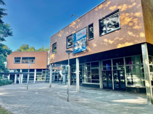 Het François Vatel vmbo werkten hun smalle beroepsgerichte programma’s uit tot een breed en betekenisvolprogramma dat in vijf contextrijke werelden en in alle vier de leerjaren wordt aangeboden. Het pgp van D&amp;P maakt hier onderdeel vanuit. Lees het artikel platformdenp.nl/wp-content/upl…