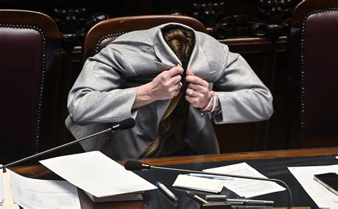 francotaratufo2's tweet photo. La #Meloni non solo si nasconde al Parlamento mandando 2 ministri a informare sul caso #Almasri, ma vieta addirittura alla Rai domani, di trasmettere la diretta dell'informativa.
#codarda https://t.co/MonYiK5JYG