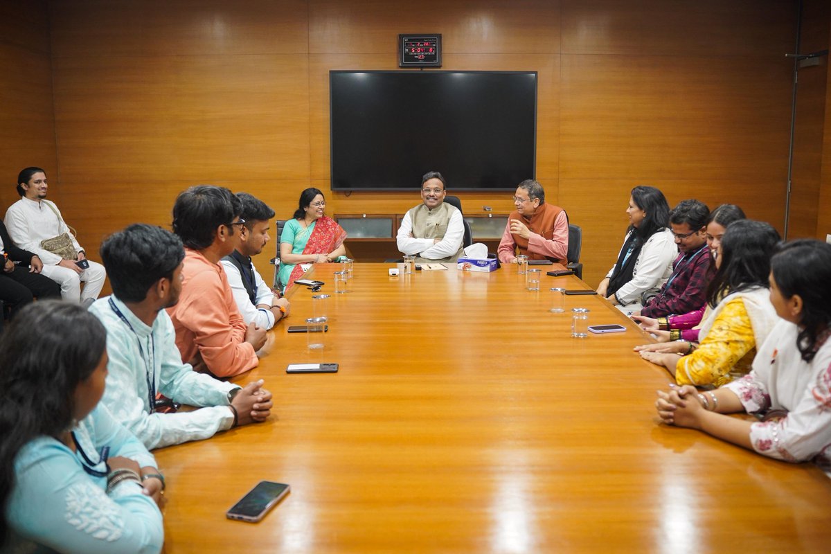 TawdeVinod's tweet photo. पुणे, महाराष्ट्र येथील एस. पी. कॉलेजचे राज्यशास्त्राचे विद्यार्थी आज दिल्लीतील भाजपा मुख्यालयात आले असता त्यांच्याशी समाजकारणासाठी राजकारण या विषयावर प्रामुख्याने चर्चा झाली.

@vijai63 @inakulbjp https://t.co/NNFXoTX2Z8