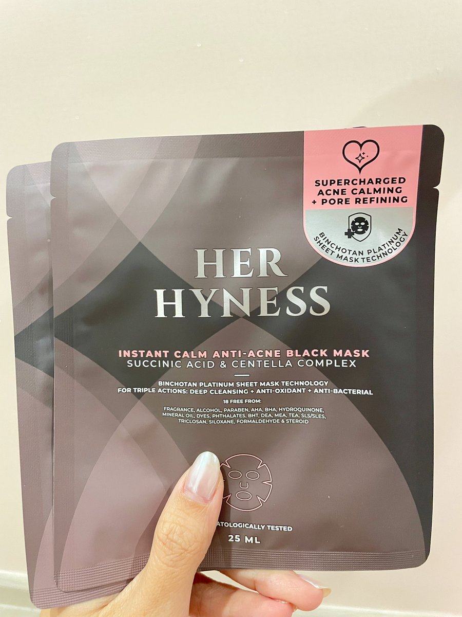 jsmtkatai's tweet photo. รีวิวมาส์กดำของ her hyness นี่ชอบแบรนด์นี้มากอยู่แล้ว เป็นมาส์กที่ซื้อตุนไว้ดยอะมาก จะมาส์กก่อนแต่งหน้าตลอดเพราะให้ความชุ่มชื้นผิวดีมากกก ตอนนี้ออกสูตรใหม่ 4 สูตร มีสูตรลดสิวด้วย รีบไปตำเลยจ้ะเพราะนี่ลองใช้แล้วเลิ้บมาก 🤍🤍 https://t.co/6bdXQ4tMNG