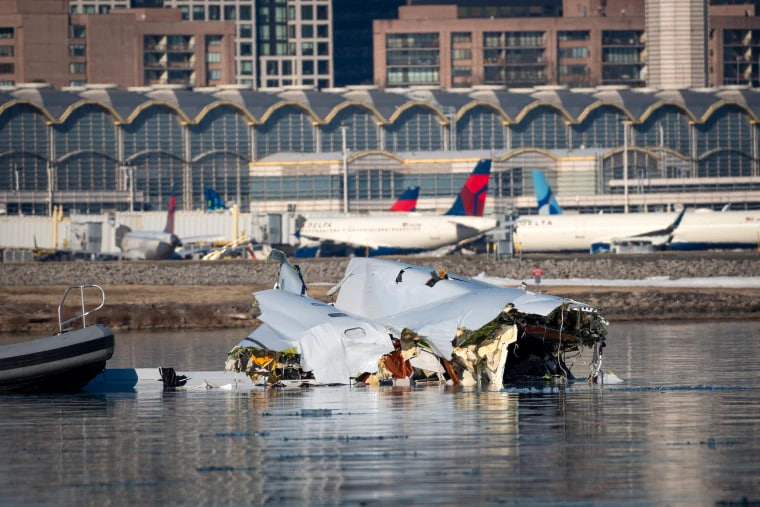 MariaKing25's tweet photo. U.S. Navy command post and fuselage salvaged from Potomac River to rescue all victims of Washington mid-air collision Crews begin complex work to remove the last of the wreckage from the crash site to rescue all 67 victims of the final plane collision with a military crane https://t.co/H7XVGjBkER