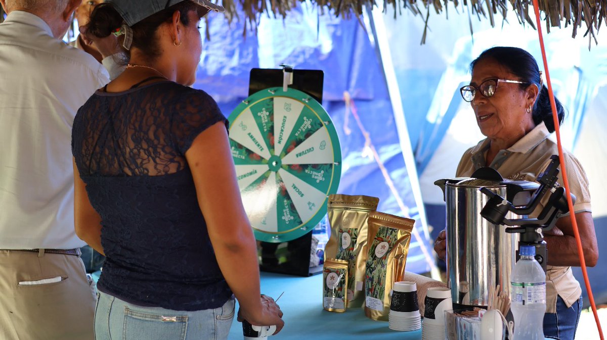 🍊 Tradición, sabor y compromiso en la Feria de la Naranja. Un evento que celebra lo local y promueve la responsabilidad social y ambiental. Cobre Conecta dijo presente, llevando un mensaje claro sobre minería responsable y desarrollo sostenible 🌱♻️