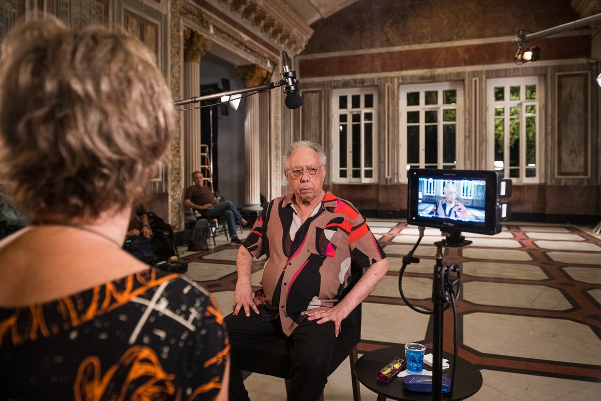jards_macale's tweet photo. Essa semana, o professor gravou sua participação no documentário "London 70", em locações no belíssimo Parque Lage, que conta com direção e roteiro de Rejane Zilles.

Mais novidades sobre "London 70" em breve.
Fotos: Andrea Nestrea

#EquipeJM #MPB #JardsMacale https://t.co/bB3nnN0yAI