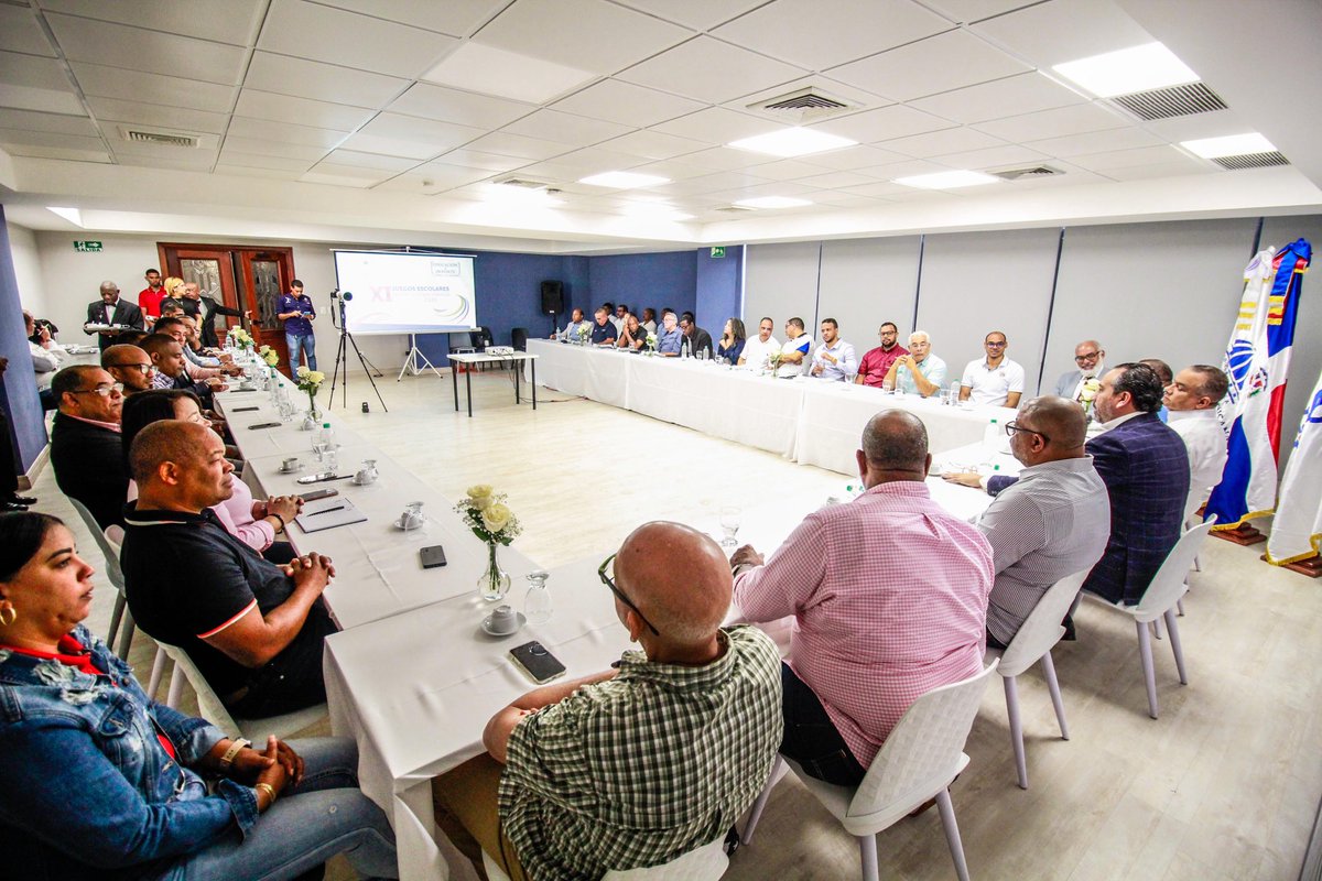 ARenLosDeportes's tweet photo. Reunion con las federaciones deportivas de las disciplinas que están participando en los próximos Juegos Escolares, San Fco de Macorís 2025. https://t.co/7kPIlbyK1R