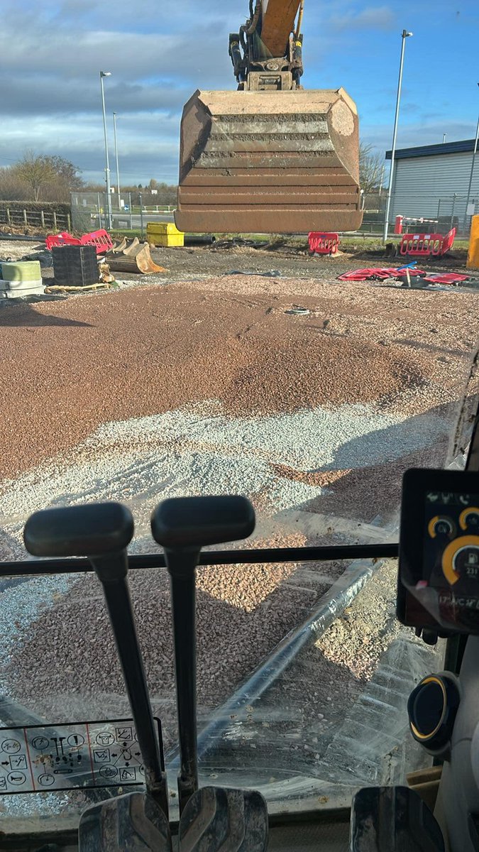 Out on hire for the first job of this year, been doing some muckawaying into wagons, now we have gravel coming in for the parking bays #jcb220x #engcon #trimbleearthworks #NoProblem