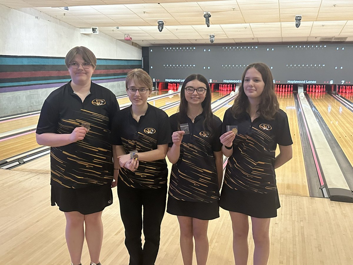 FHSBowling1's tweet photo. Congrats to our District Medalists Kai, Marinn, Kaylee, Macey, Trenton, Andew and Chase!

Kaylee, Macey, Andrew and Chase advance to State Singles!

#GoTigers #Together https://t.co/QgSuS0mtlB