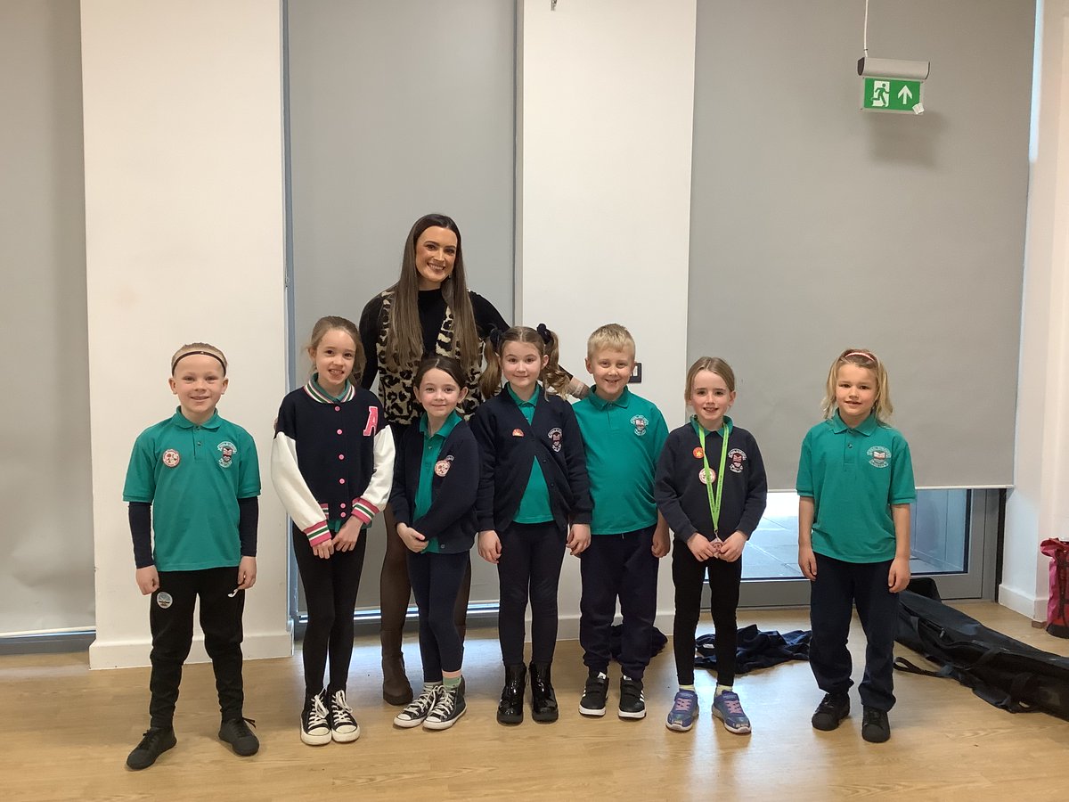 ygglonlas's tweet image. Am brynhawn hyfryd yn dathlu Dydd Miwsig Cymru. DIOLCH yn fawr i Sara Davies enillydd Cân i Gymru am ddod i ganu i ni. 🏴🎶🎤 #siarteriaith @saradaviesmusic