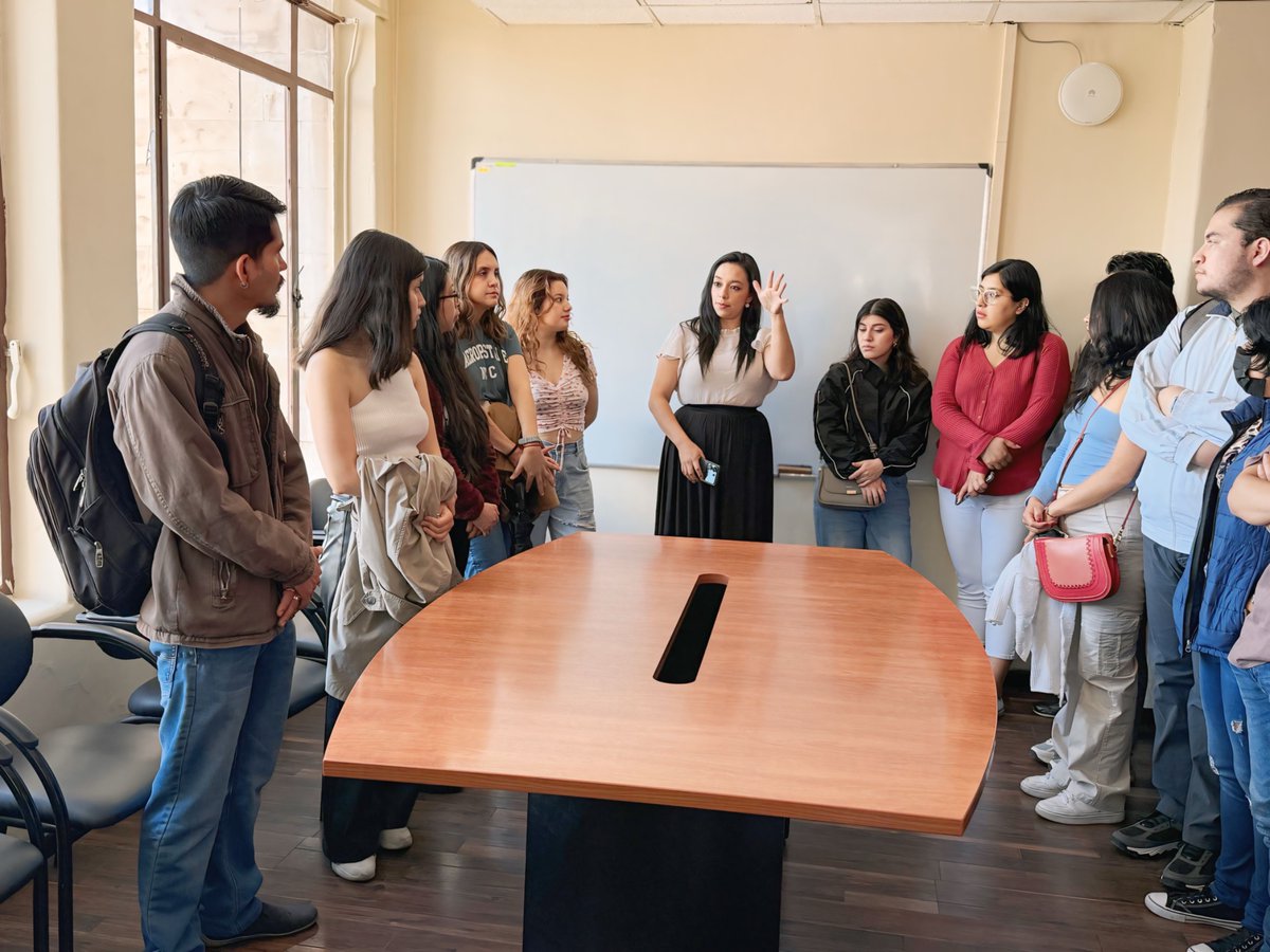 PlanificacionCu's tweet photo. 👷🏽Recibimos la visita de estudiantes de la Facultad de Arquitectura de @udecuenca , con quienes compartimos información sobre el trabajo realizado desde las diferentes Unidades de la Dirección. 
✅Apoyamos en el crecimiento de nuestros futuros profesionales. 
#AmorPorCuenca ❤️💛 https://t.co/tgDIENYnBh