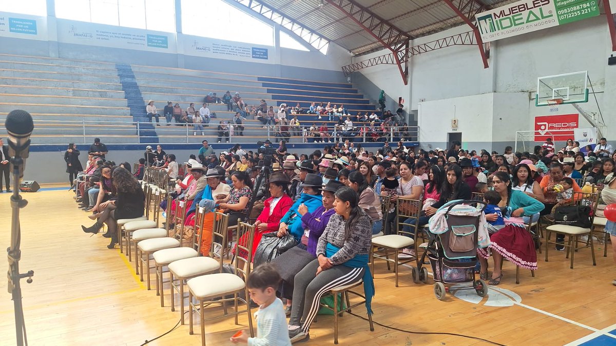ChechiAlvarado's tweet photo. ¡Basta de burlarse del Azuay! Hoy en Gualaceo se aprovechan de la necesidad de la gente para lavar la cara a #Goldmins Aso. involucrada hasta en minería criminal! Se denuncia la gravedad de lo que ocurre en #PonceEnriquez, en #Sigsig, y no hacen nada! Claro,¡son sus ñaño$! 🧵 https://t.co/SxtLavormu