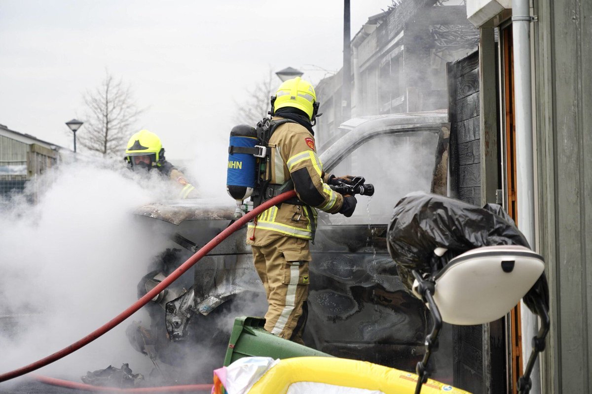 Bestelbusje uitgebrand onder carport in Zwaag