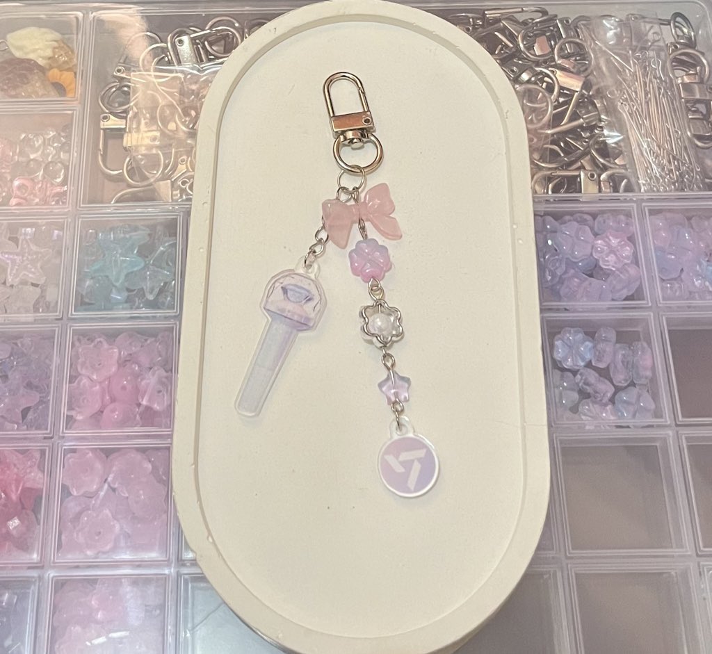 gachigotrip's tweet photo. 💎SEVENTEEN [RIGHT HERE] WORLD TOUR in Jakarta💎
Freebies by @gachigotrip

📆 8 Feb, 2025
📍 Jakarta International Stadium
⏰ TBA
‼️ Limited Quantity
✅ DM for trade

How to claim:
- Follow this account
- ⁠Like and repost this post
- ⁠Please tag me once you get the freebies 🤗

#SEVENTEEN_RIGHT_HERE_IN_JAKARTA #SEVENTEEN_RIGHT_HERE #SEVENTEEN