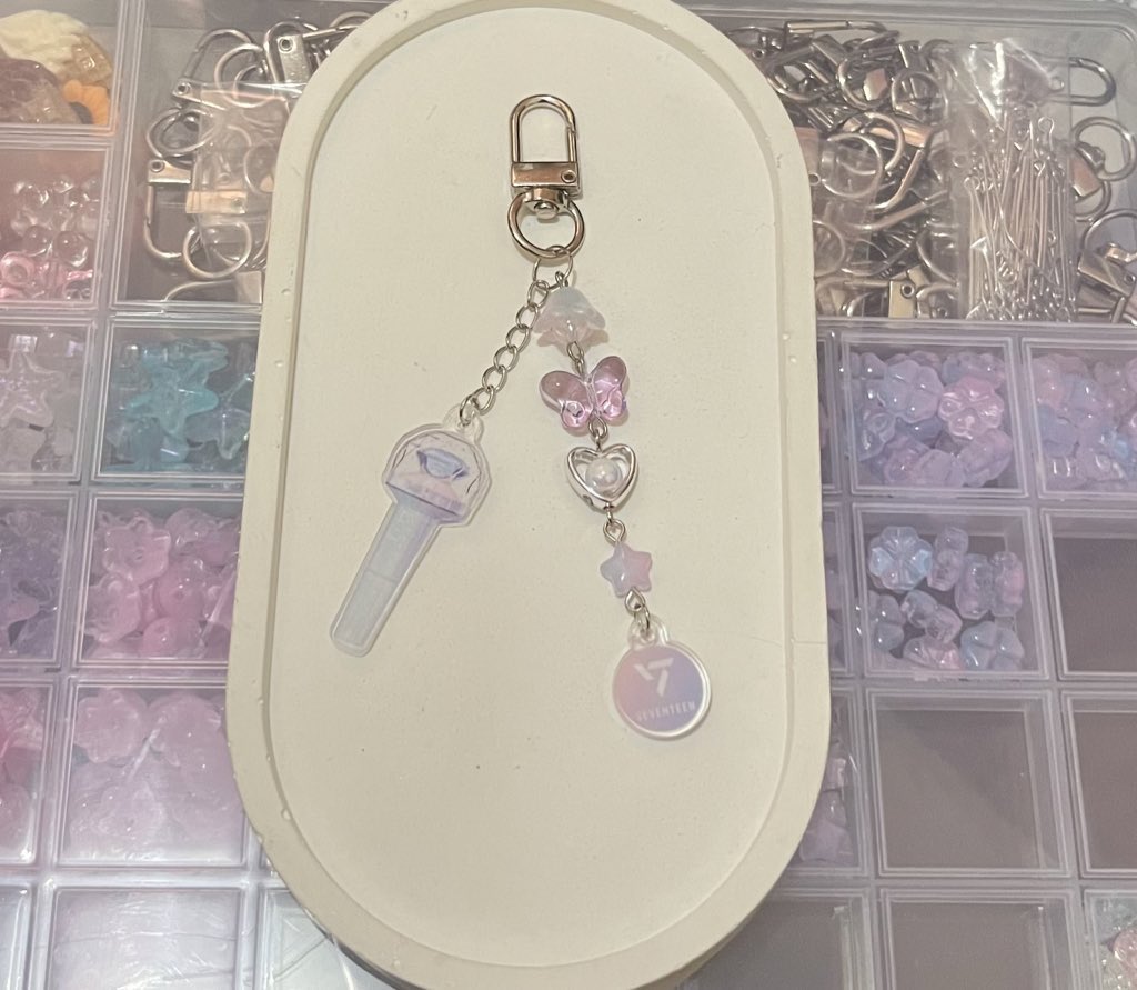 gachigotrip's tweet photo. 💎SEVENTEEN [RIGHT HERE] WORLD TOUR in Jakarta💎
Freebies by @gachigotrip

📆 8 Feb, 2025
📍 Jakarta International Stadium
⏰ TBA
‼️ Limited Quantity
✅ DM for trade

How to claim:
- Follow this account
- ⁠Like and repost this post
- ⁠Please tag me once you get the freebies 🤗

#SEVENTEEN_RIGHT_HERE_IN_JAKARTA #SEVENTEEN_RIGHT_HERE #SEVENTEEN