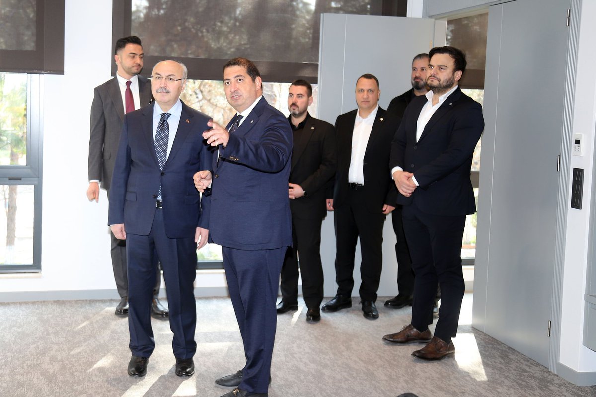 Adana Valisi Sayın Yavuz Selim Köşger, Çukurova Genç İşadamları Derneği’ni ziyaret etti. Çukurova GİAD Başkanı Sayın Ömer Faruk Sakarya, yönetim kurulu ve üyeler tarafından çiçekle karşılanan Vali Köşger, Çukurova GİAD’ın hizmet binasını gezerek inceleme yaptı.