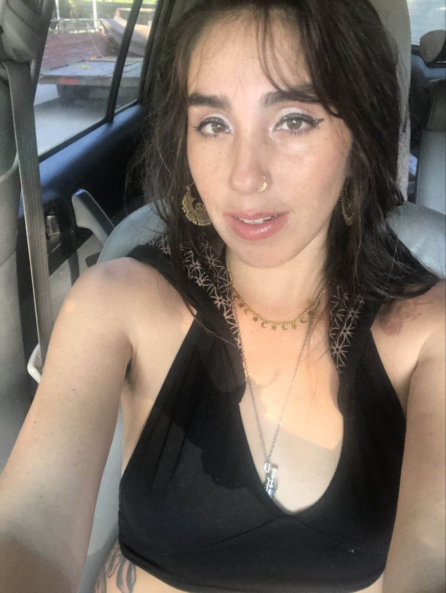 Flora3547055831's tweet photo. "If you could pick my next outfit… what would it be? 👗🖤 Or maybe nothing at all? 😘 https://t.co/FUGY1eFbIY