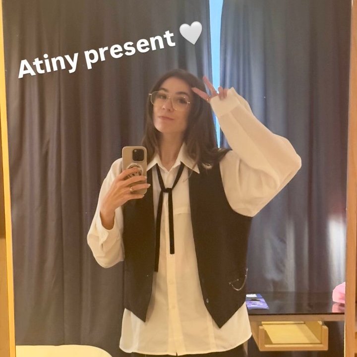 DramaAlert's tweet image. Markiplier RUMORED to be getting MARRIED. 💍😮

(Look at their hands)