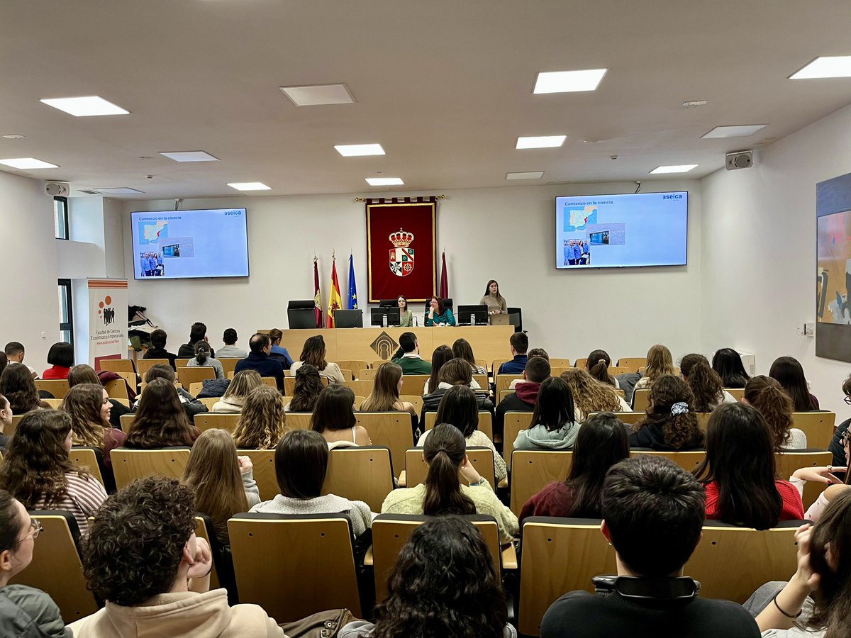 EvaGalanMoya's tweet photo. ✅ Hoy #4F #DiaMundialContraElCancer hemos enseñado nuestro trabajo como #DetectivesDelCancer al alumnado de @Enfermeria_Ab gracias a la iniciativa #Conócelas de #ASEICAMujer
#RaquelLopez y #PaulaSanchez del @GalanLab han contado su trayectoria y sus investigaciones💪🏻👩🏻🔬
#ProudPI https://t.co/jIGxIMA39m