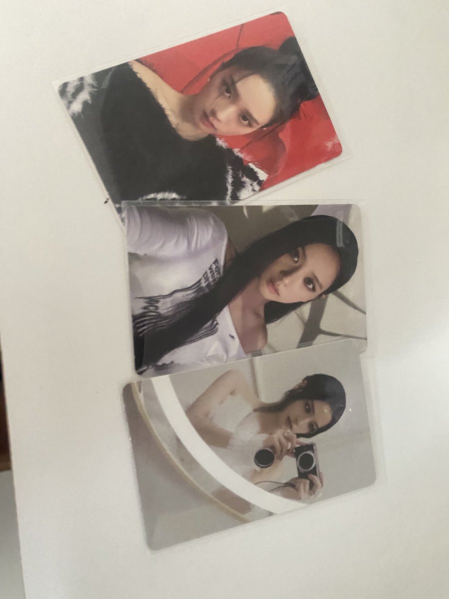 feedback super positivo para <a href="/jmj_haerin/">luiza ﾒ𝟶</a>!! que me vendeu essas duas jisoos e simplesmente me deu uma de graça 😭 ela foi uma queria a venda inteira e veio super bem embalado!! MUITO OBRIGADA