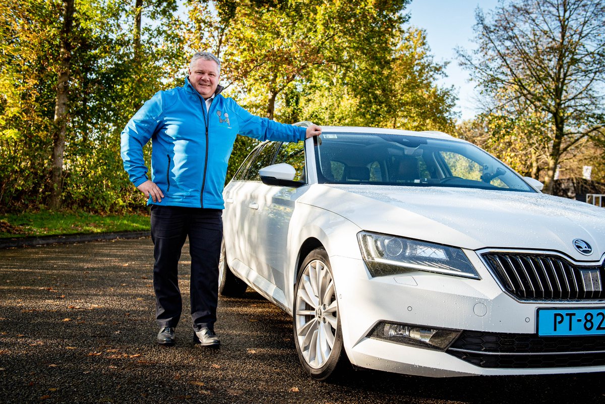 Wij staan 100% garant voor veiligheid, klantvriendelijkheid en privacy.

Ons voertuig is een zeer ruime, luxe Skoda Superb. Voorzien van alle gemakken en waarbij u alle ruimte heeft om uw werk dan wel rust te pakken.

Wij maken van uw reistijd, werktijd.