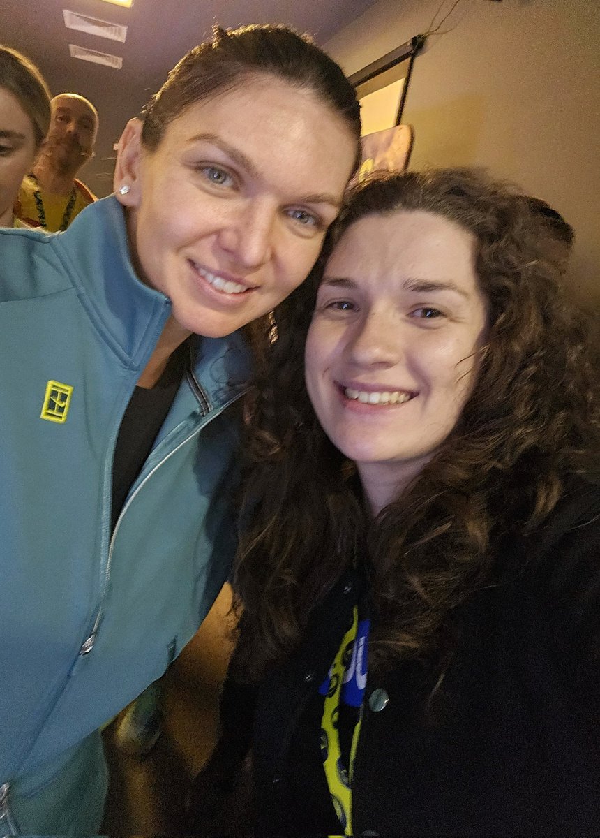 popalorena's tweet photo. Probably the last selfie with Simo, my hands were shaking so bad i just told her thank you and congratulations for everything 🥺🥺🥺🤍🤍😭 https://t.co/Awth79QUVm