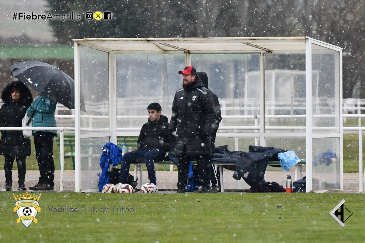 VadillosCF's tweet photo. Infantil "C" @inglesalacarta 6-0 #CapiscolCF "B"
Victoria de los chicos de Daniel y Diego, en un partido bajo la nieve...💛💙
➕3️⃣ Jornada 15
#FiebreAmarilla #FamiliaVadillista
📷 @javichicato https://t.co/6ejU0W9VIX