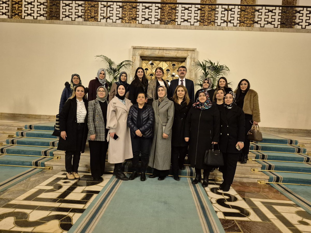 svlaksy72's tweet photo. İl Milletvekilimiz Sn.@fnasiroglu İlçe Kadın Kolları Başkanlarımız, İl-İlçe Kadın Kolları kurucu başkanlarımız ile bizleri mecliste ağırladı. 
Vefa, birlik ve inceliğin eşlik ettiği bu ağırlamada bizleri sıcak ve samimi karşılamalarından ötürü Milletvekilimize teşekkür ediyoruz. https://t.co/wYuSPVdsJ9