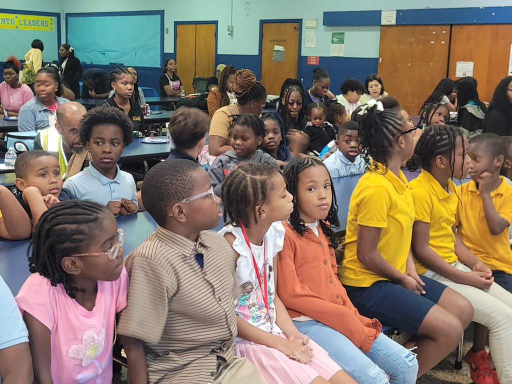 CrestviewES's tweet image. Literacy Night was a huge success! 📚✨ A special thank you to Chelsea Del Collado from Uplift Literacy for inspiring our readers and making the night unforgettable! 💙 #LiteracyNight #ReadingMatters #ThankYou #YourBestChoiceMDCPS #GoMustangs