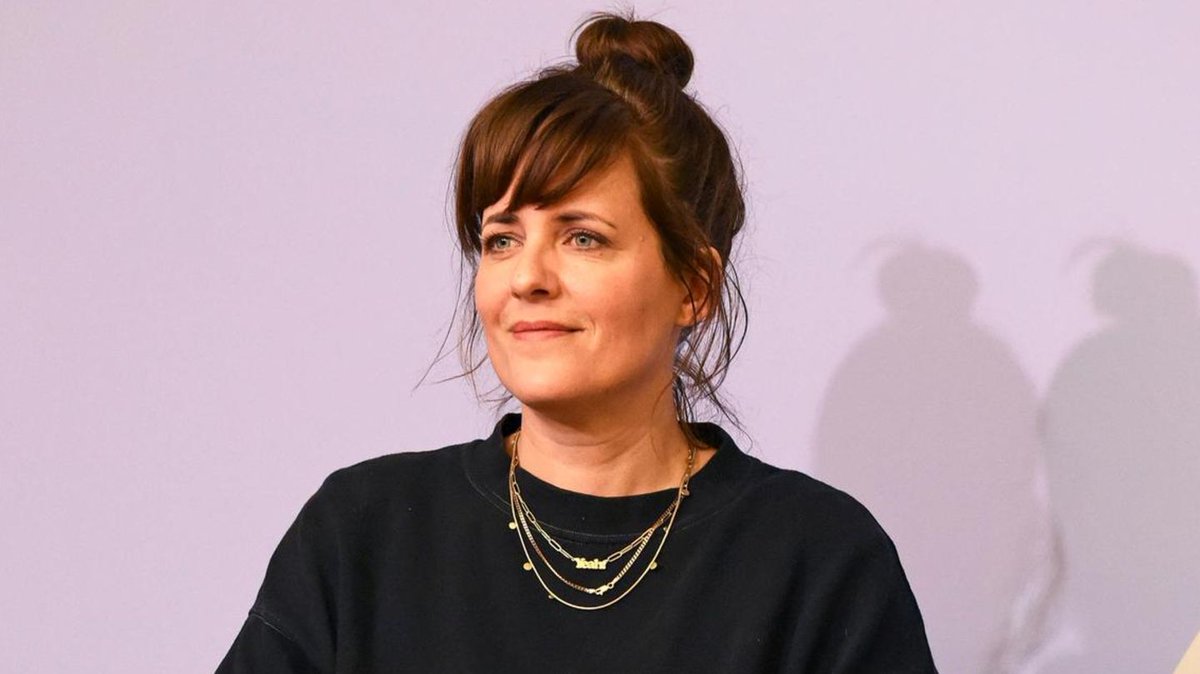 Sarah Kuttner hat zwar Geburtstag, aber eine Party dürfte sich vermutlich gerade falsch anfühlen. Ihre Mutter ist gestorben, wie die Moderatorin in einem bewegenden Instagram-Beitrag verrät. gala.de/stars/news/sar…