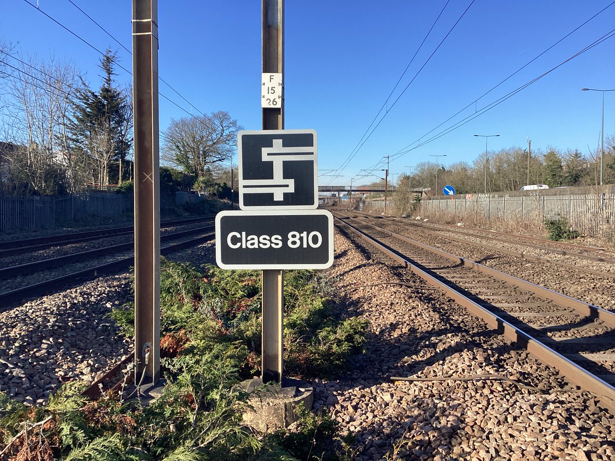 13milepost's tweet image. ☎️ Paging  #PantographInspector ,  #CaptainBiMode 
@Barneteye       Note-  Does  Not  Apply  to  M1  Northbound ‘A’track🫢   ⚡️ #TrackTeam 🚧🦺